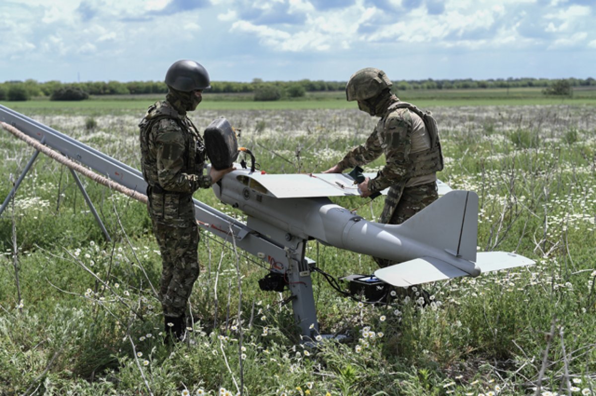    Военнослужащие ВС РФ готовят к запуску беспилотный летательный аппарат «Орлан-30»