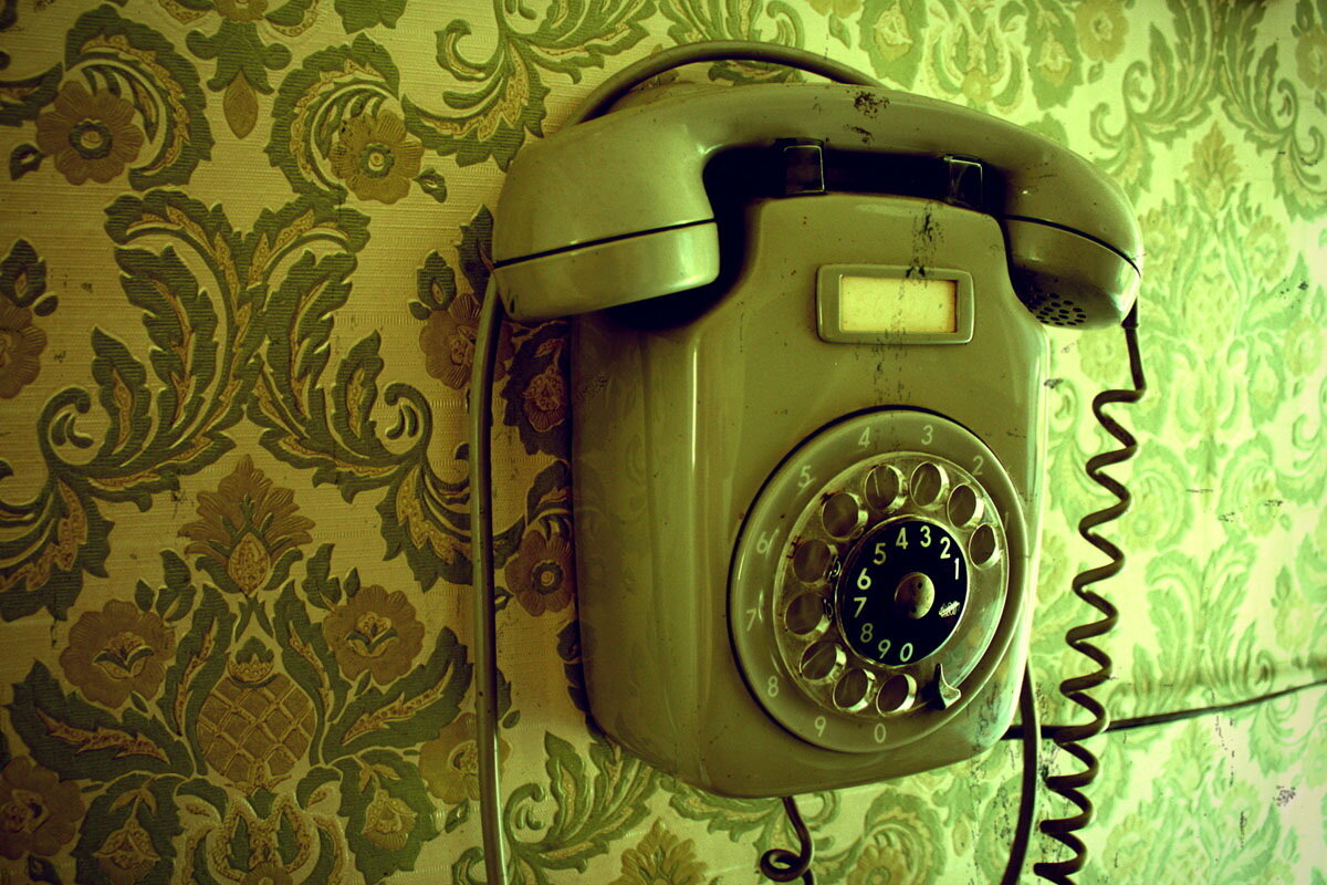 Включи звук старый телефон. Старинный телефонный аппарат. Старый телефон. Телефонный аппарат ретро. Ретро телефон.