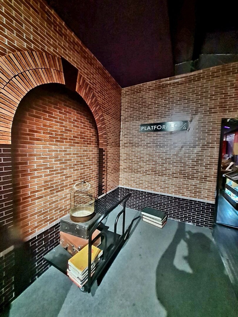 То самое место, откуда отправляется поезд на Хогвартс))))