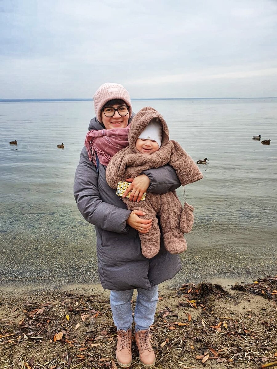 На фото как раз Плещеево озеро и Коляша у меня на руках ещё совсем маленький