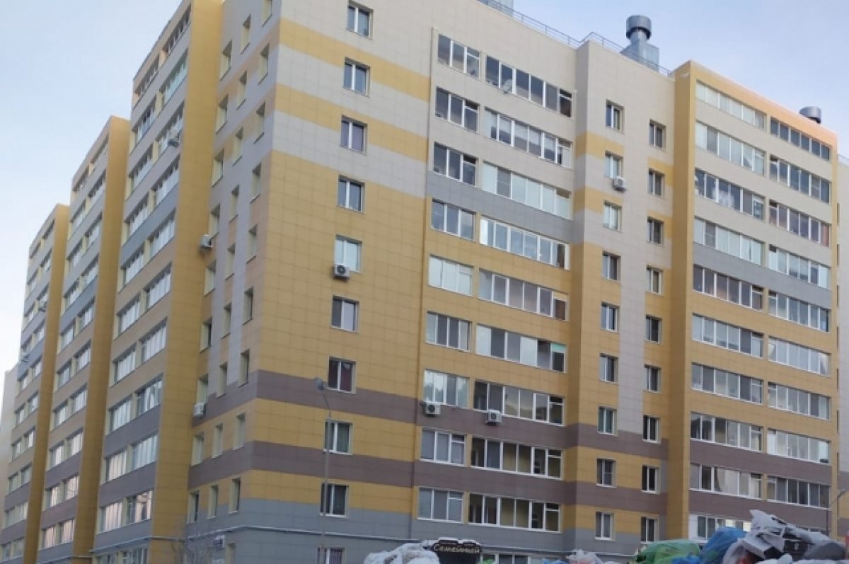    Жители села Осиново жалуются на смрад в подъезде после смерти соседки