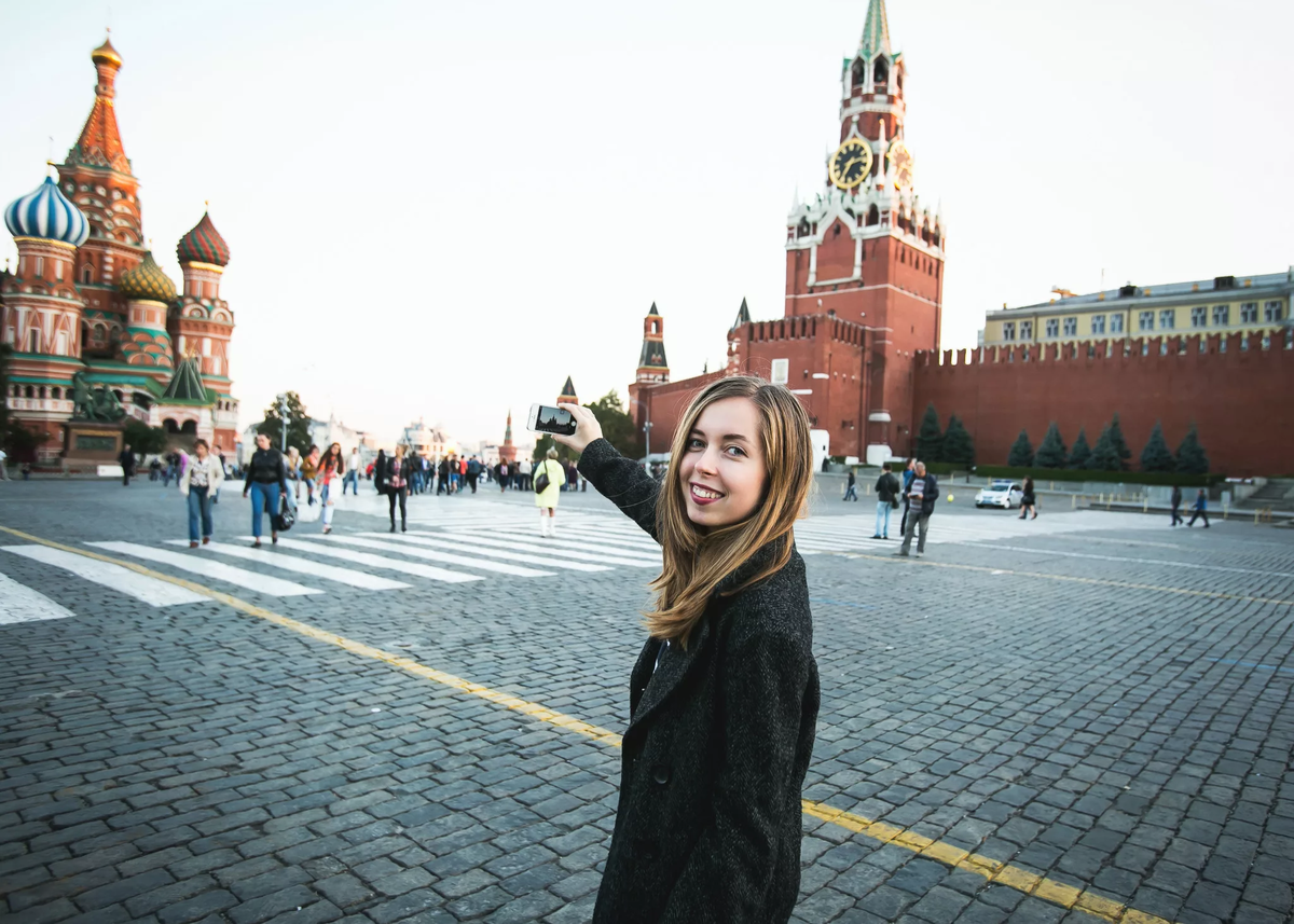 Москва где делают. Люди на красной площади. Девушка на красной площади. Фотосессия на красной площади. Селфи на красной площади.