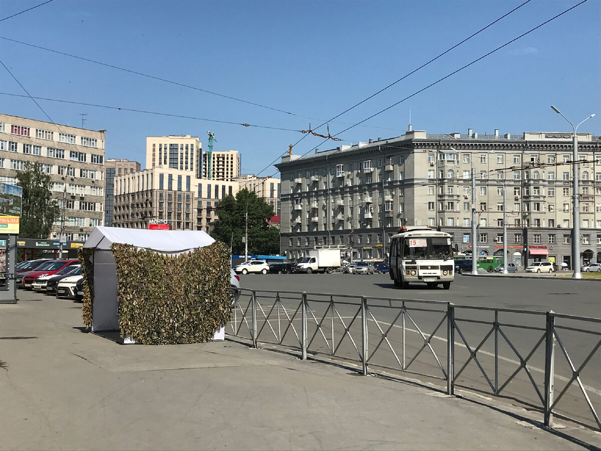 Палатка, где приглашают на СВО, Новосибирск, площадь Калинина