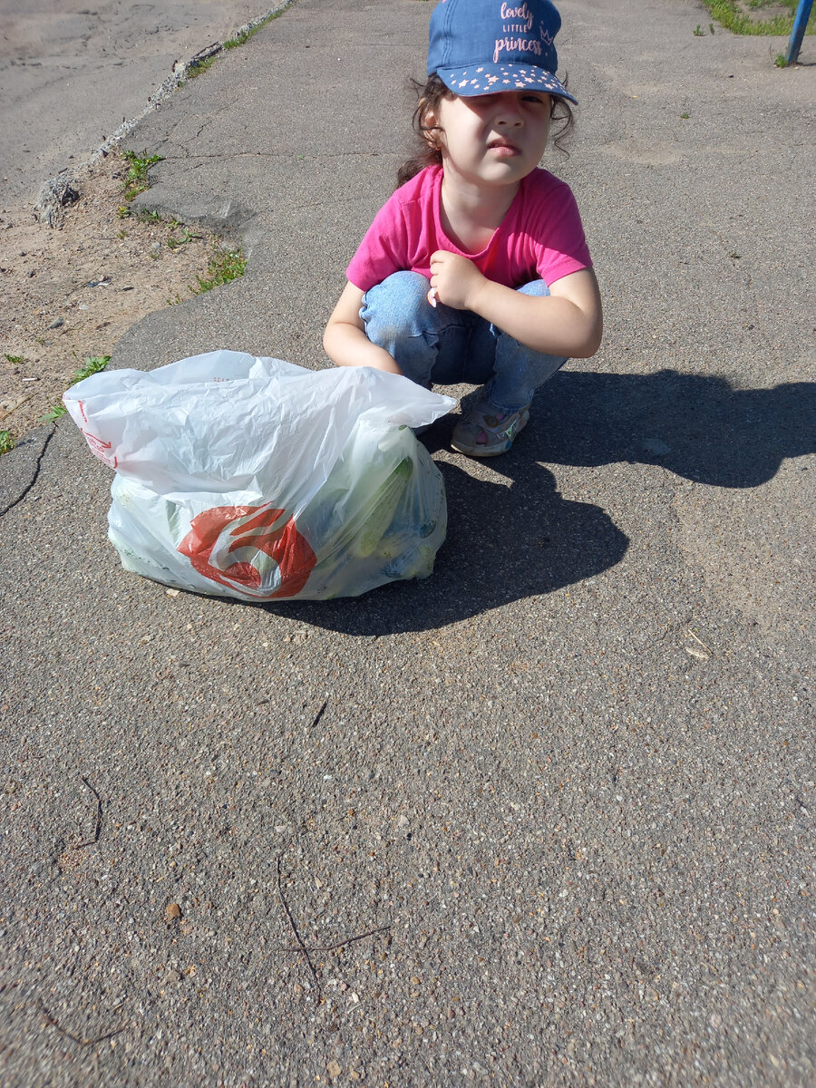Фото автора канала. Аделина и огурцы
