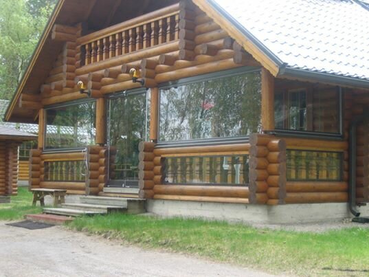 Подвижное раздвижное остекление сверху и статичное стекло снизу надежно закрывают помещение от снега и дождя.