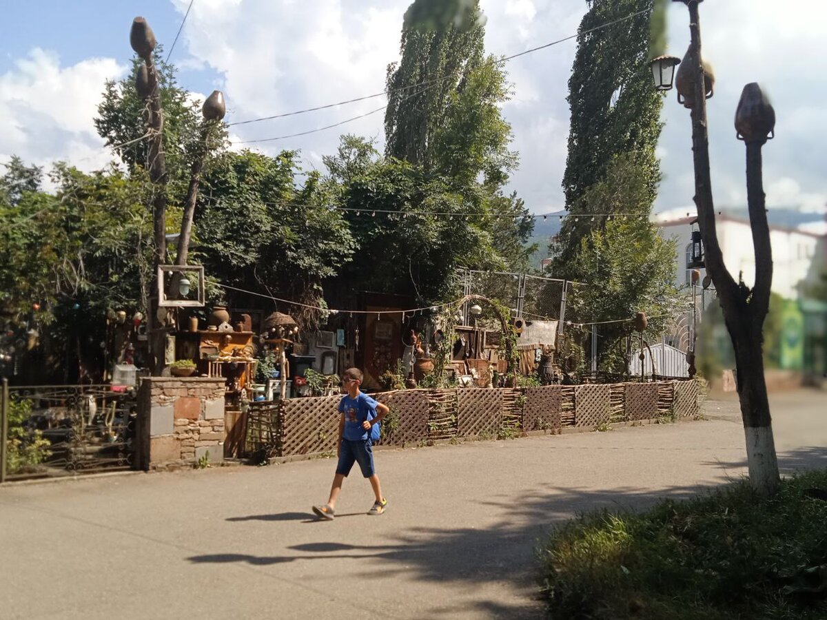 Посмотрели еще одну квартиру в Ванадзоре (хорошая, но брать не будем ...