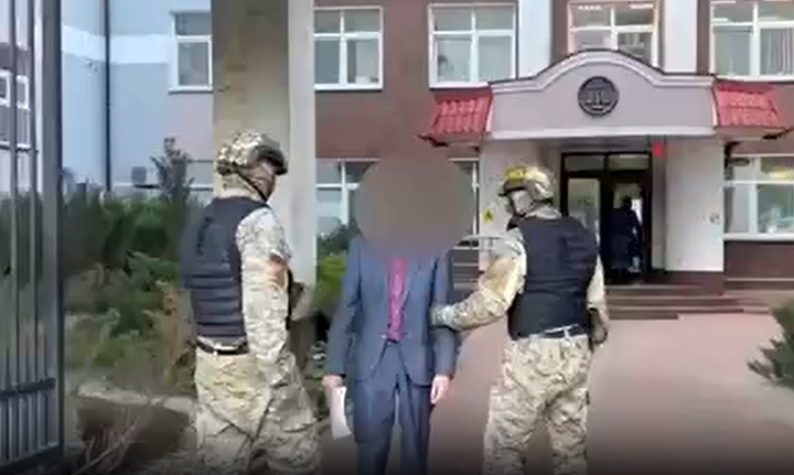 МОМЕНТ ЗАДЕРЖАНИЯ ПОДОЗРЕВАЕМОГО. СКРИНШОТ КАДРА ВИДЕО ОПЕРАТИВНОЙ СЪЁМКИ ФСБ 