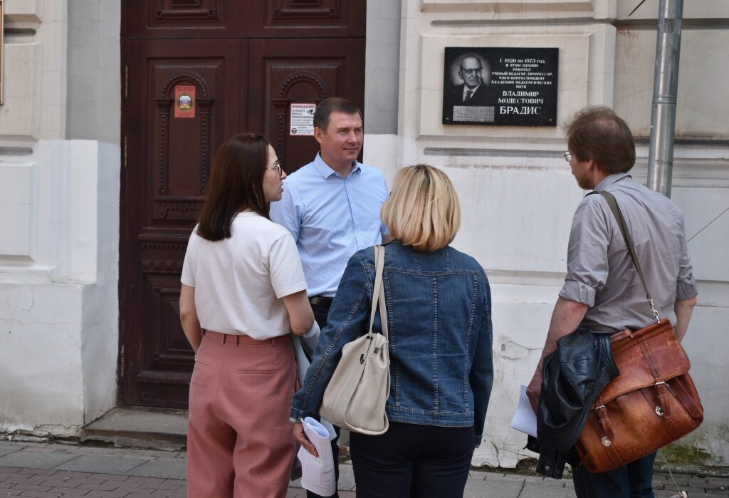 В центре Твери появится скульптура в честь математика Брадиса, а здания снабдят QR-кодами