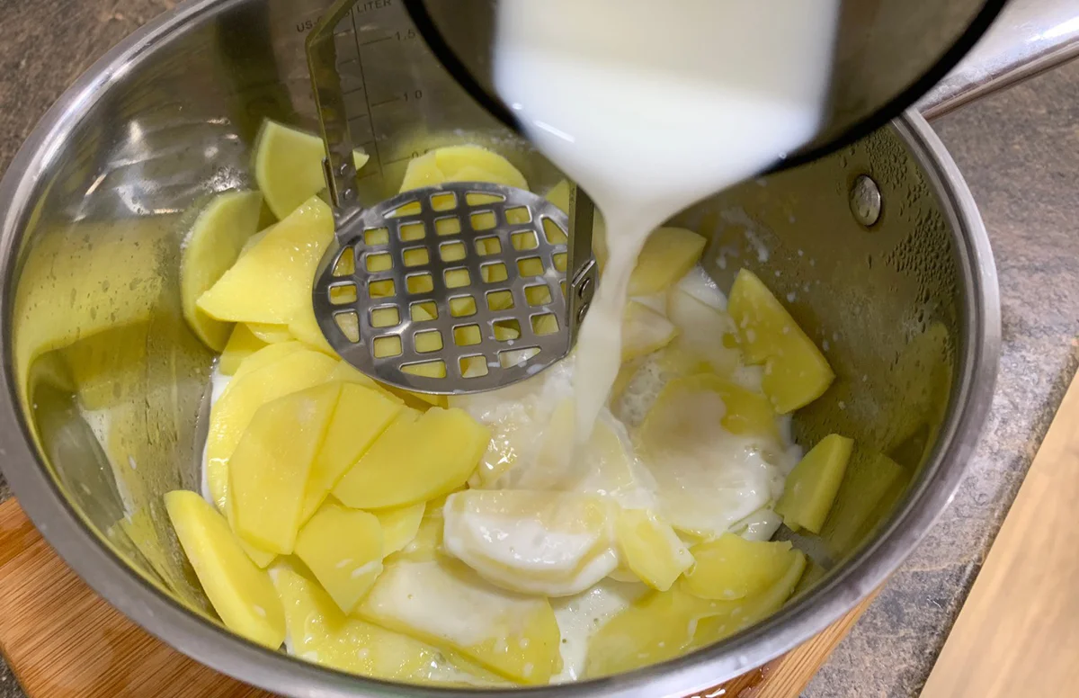 Картофель пюре. Приготовление картофельного пюре. Пюре в кастрюле. Картофель протирают. Как варить пюре на воде