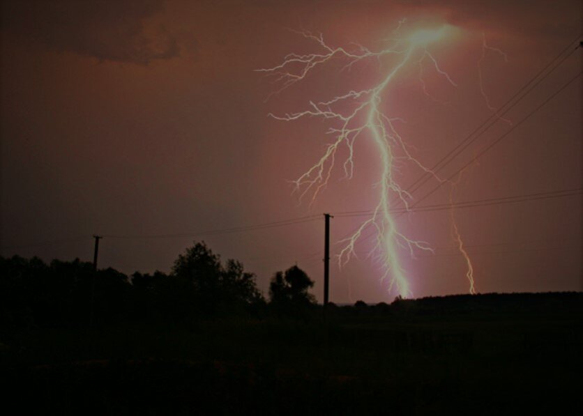                  Картинка из источника в свободном доступе. Гроза над селом.