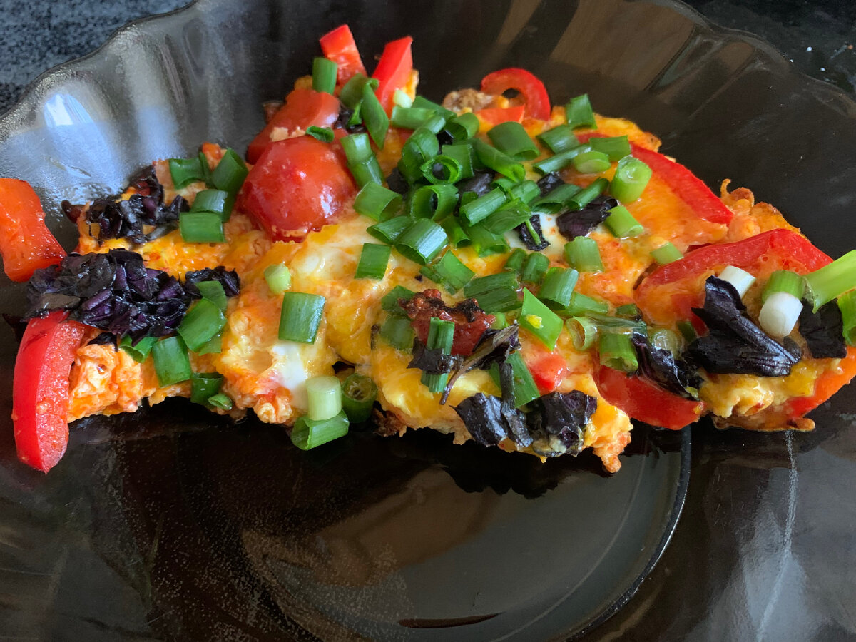 Это завтрак: яйца Смоленские дала свекровь и чеснок Херсонский прислала Юля. Муж хотел сделать абхазскую яичницу шакшука по рецепту шефа Ивлева . Фото автора. 