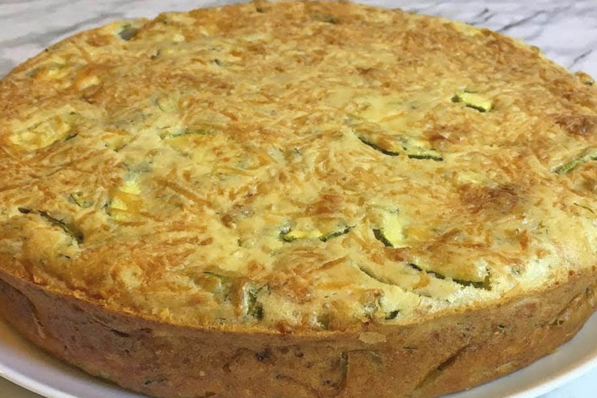 Пирог из кабачков в духовке. Рецепт приготовления пирога из кабачков на сковороде. Кабачковый пирог на сковороде. Омлет на сковороде с молоком пышный и сосисками. Пирог из кабачков в духовке диетический рецепт с фото.