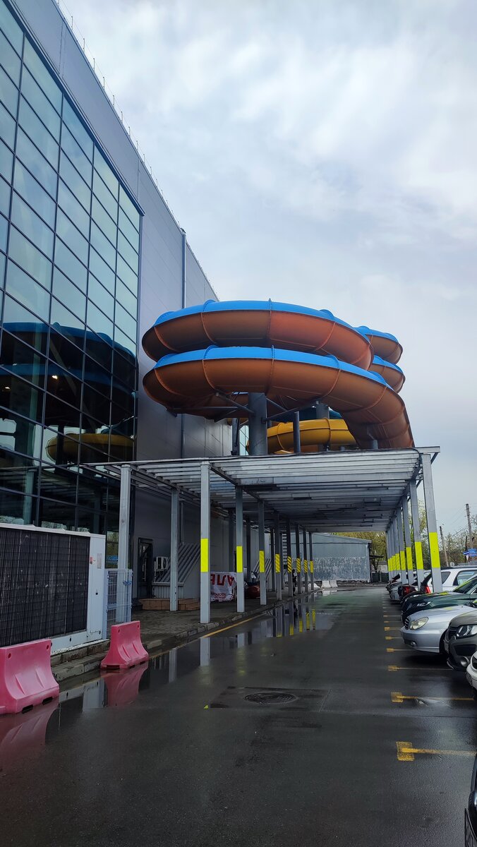 Парковка за аквапарком.