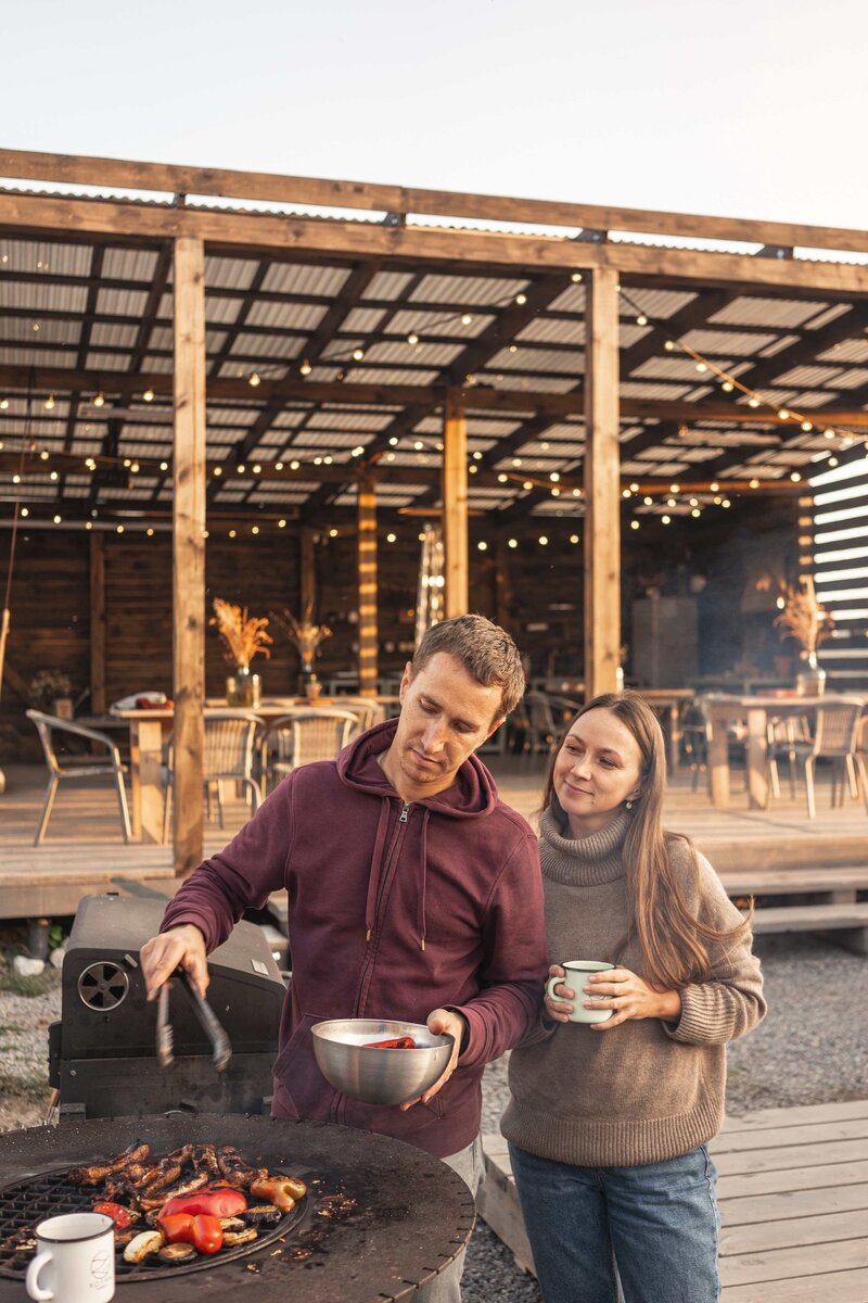 Олеся и Антоном Эйхман. Фото из официальной группы глэмпинга «Холмы» @myhills.glamping