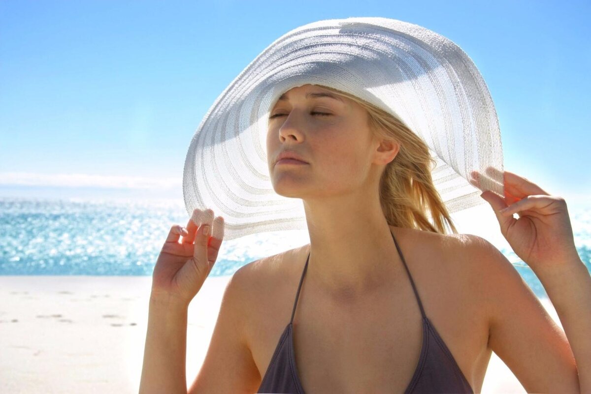  В жаркое время года, когда солнце печет особенно сильно, защита кожи становится основной задачей. Под действием ультрафиолетовых лучей, дерма может пострадать от ожогов и обезвоживания.