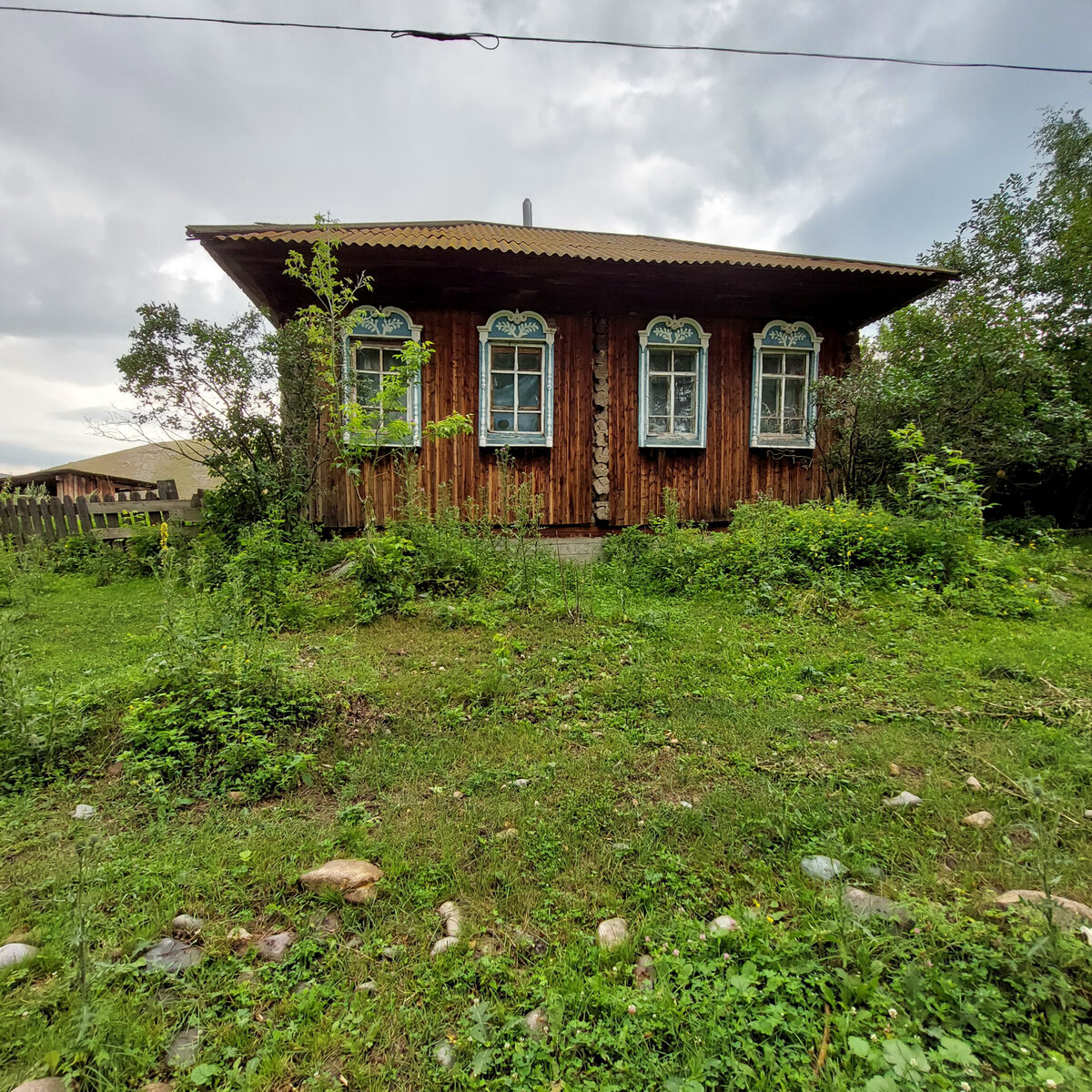 Отошла почти на сегодняшнюю дорогу для фото... Дом ну очень нравится. Конечно, в деревне есть кому рассказать об этих домах молодежи, но это уже самой молодежи нужно как можно скорее расспрашивать что и как в таком доме называется, когда был построен, куда вход, куда окна и сколько их, объединить способы строительства, а то, что эти способы универсальны, как современные архитектурные проекты=это совершенно точно... Строить-то нужно было без задержек и, одновременно, НА ВЕКА!