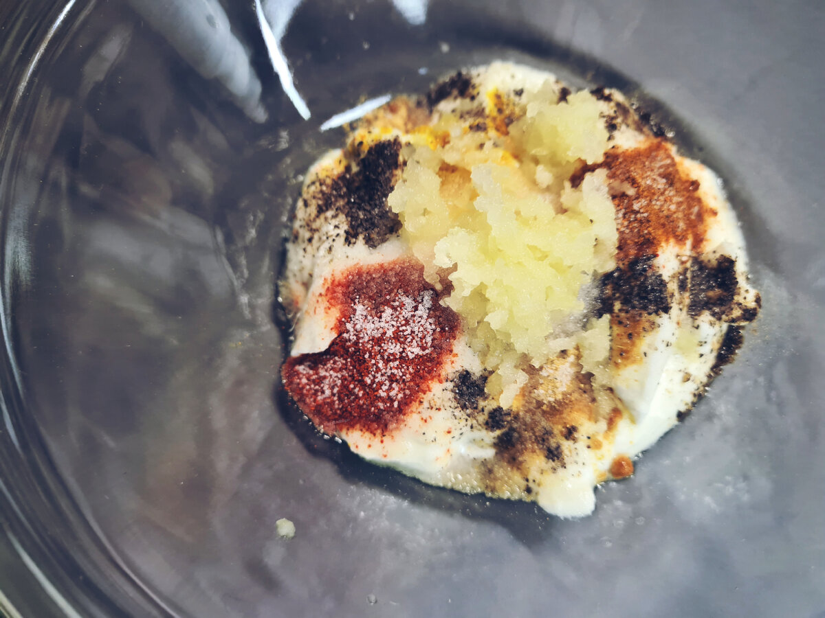 в глубокой миске все ингредиенты для маринада "Восточный" для шашлыка из куриной грудки