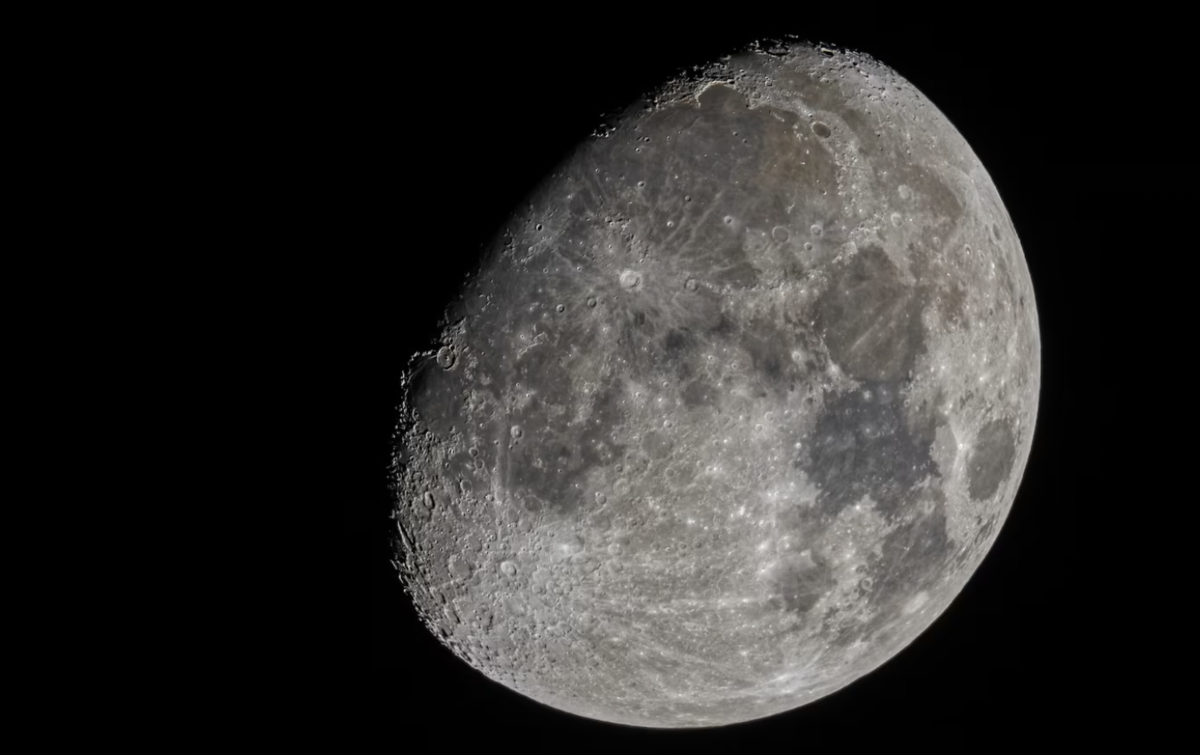 Почему луна ночью светится: научное объяснение