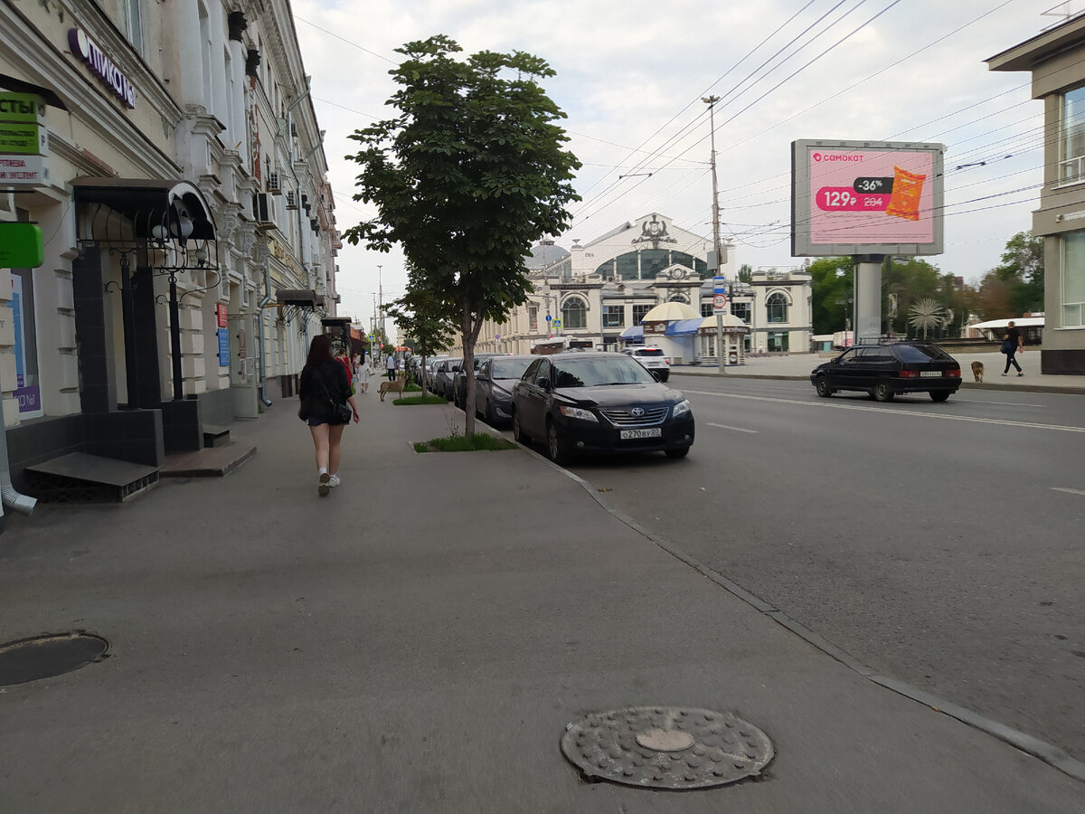 красивое здание впереди, это здание старого рынка