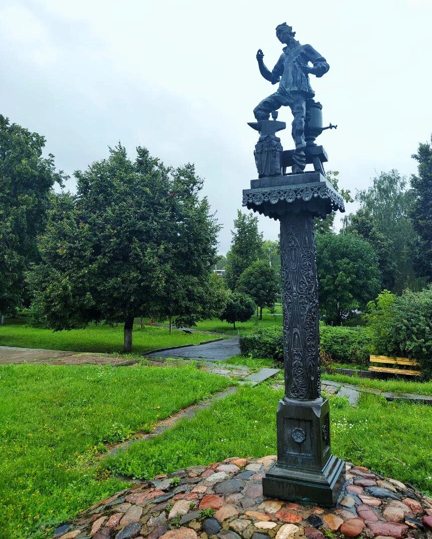 г. Орёл. Памятник Н. С. Лескову. Тульский Левша, блоху подковавший