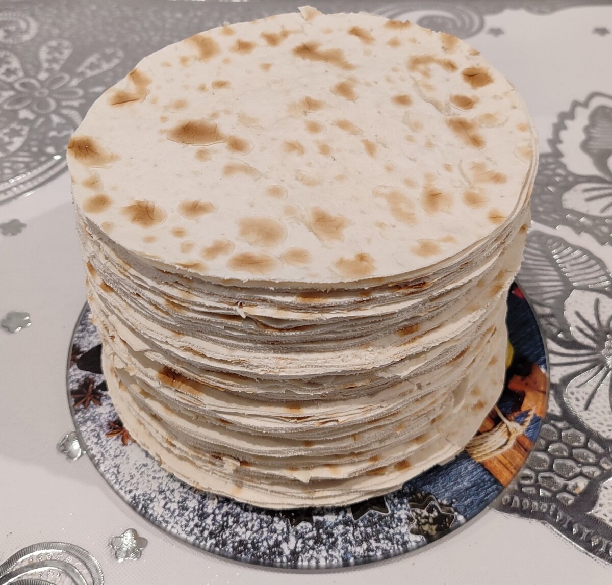 нарезайте круги такого же диаметра, как и диаметр вашей сковороды