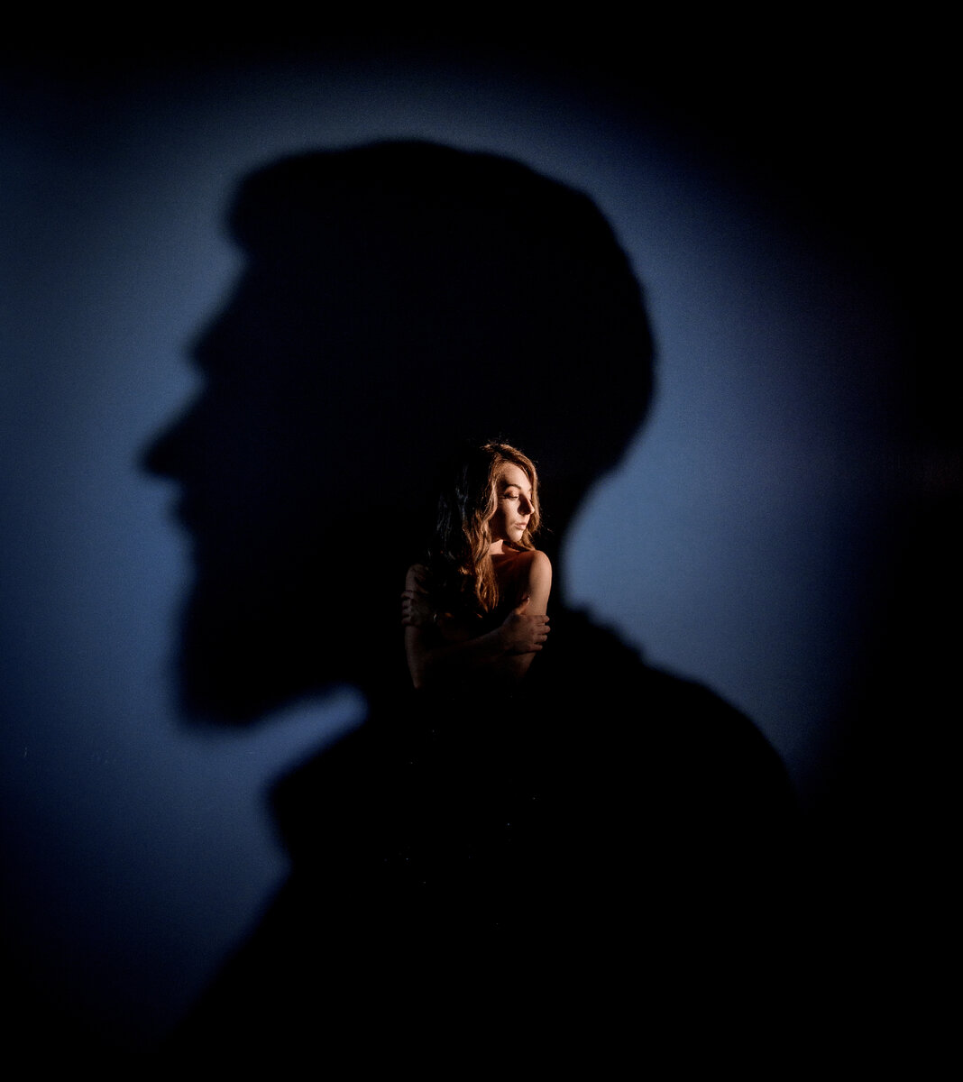 <a href="https://ru.freepik.com/free-photo/tender-caucasian-blonde-girl-with-closed-eyes-is-standing-in-the-man-s-head-shadow-on-the-blue-wall_7498719.htm#page=2&query=%D1%81%D1%81%D0%BE%D1%80%D0%B0&position=38&from_view=search&track=sph">Изображение от freepic.diller</a> на Freepik