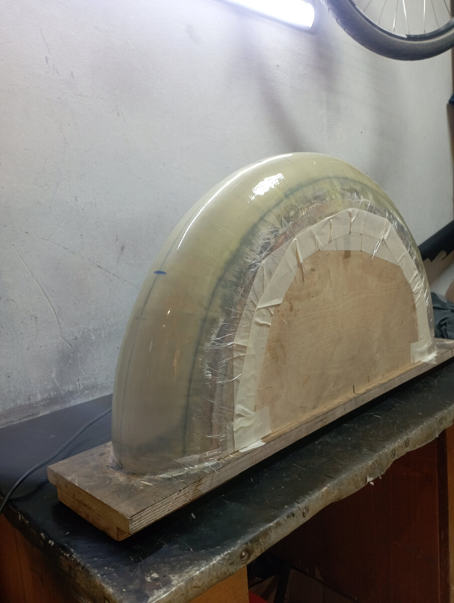 Матрица обклеена стеклотканью и закрыта плёнкой 