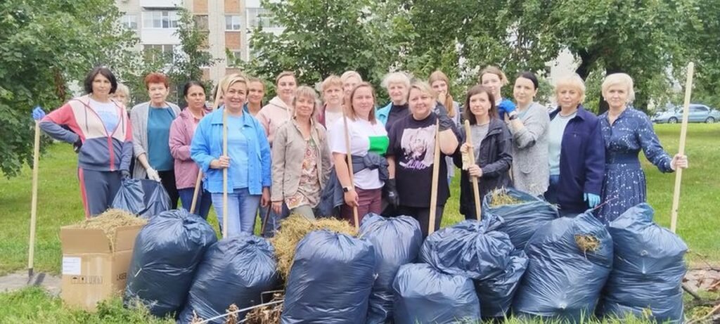    Принуждение к труду: в XXI века брянские чиновники вышли на субботник с дедовскими граблями и лопатами avchernov