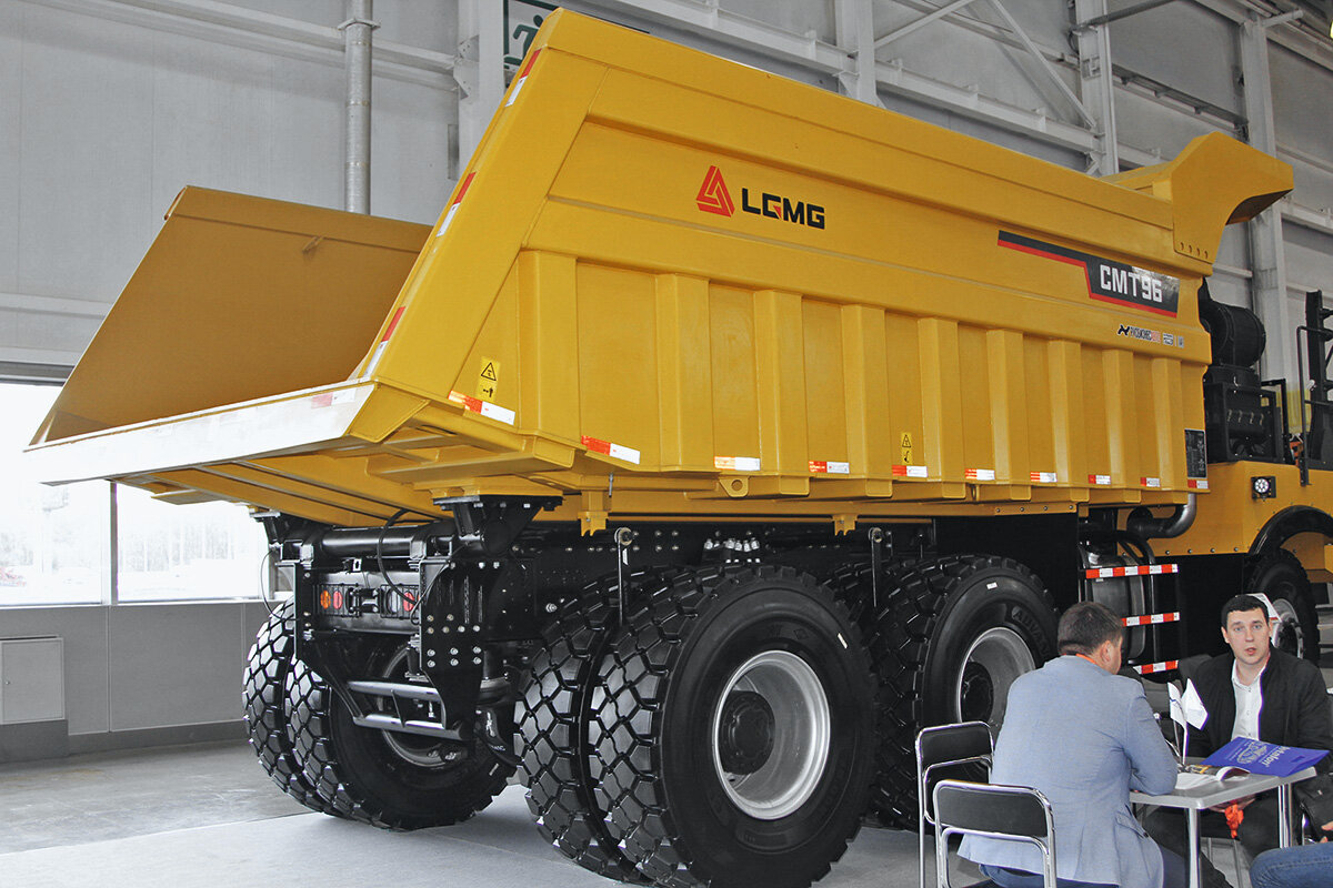 LGMG производит карьерные самосвалы для любых задач и условий, грузоподъемностью от 35 до 70 тонн. У этой модели стальной скальный кузов вмещает до 33 м3 породы (с шапкой).
