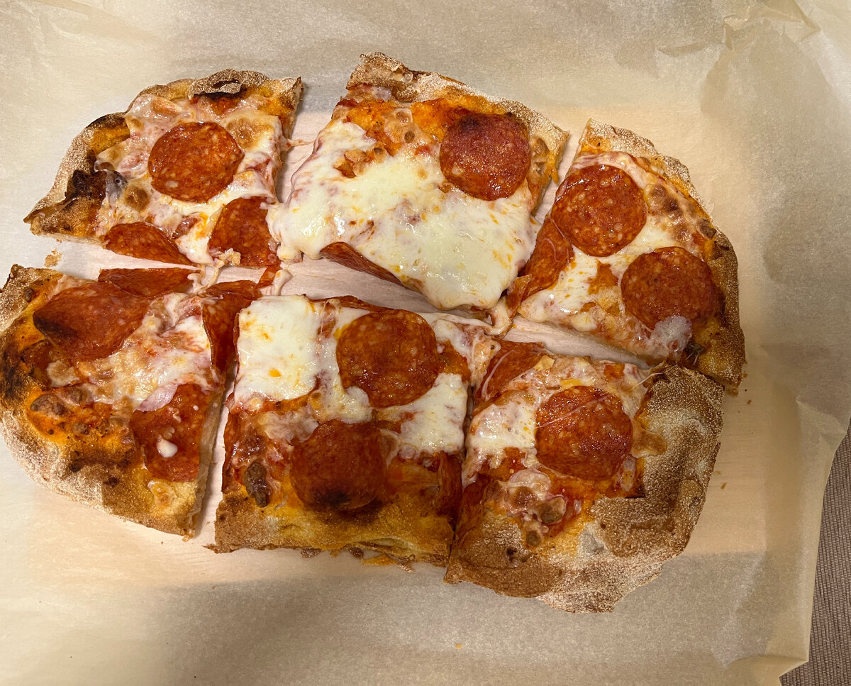 Пеперони с немного подгоревшими краешками. Но это тесто римское и не оседает в желудке за что его и люблю