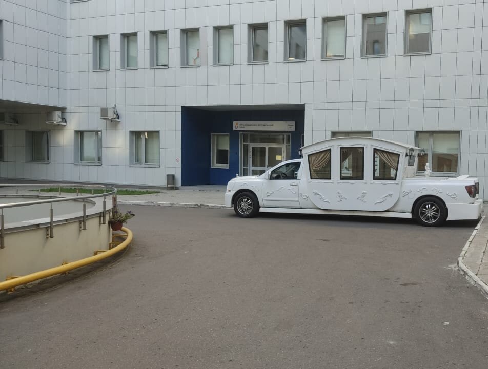 Вот на такой карете кого-то приехали забирать из роддома 🙂. Миша, когда приходил мне передачу приносить сфотографировал. 