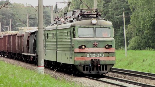 Электровозы ВЛ10у - 876 и 343 на живописном перегоне.