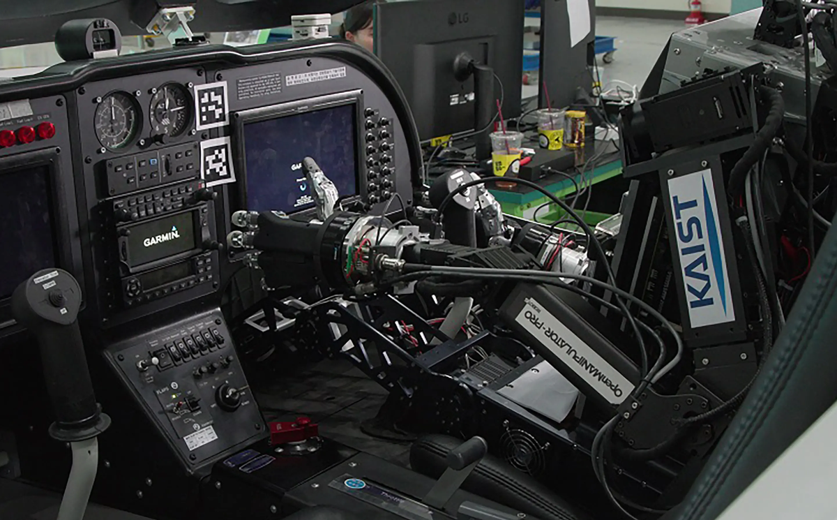    Ученые из Кореи разработали первого в мире гуманоидного робота-пилота