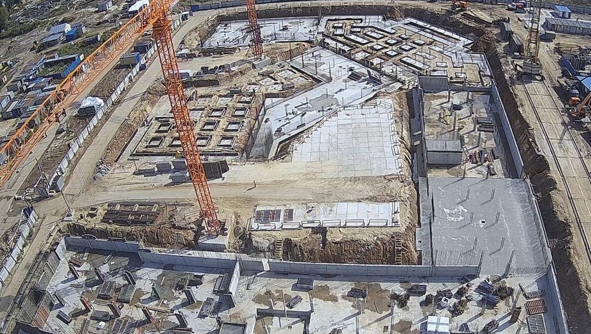     Строители начали возводить стены цоколя школы в нижегородском ЖК «Зенит». Работы ведутся в графике. Об этом рассказали в Корпорации развития региона.