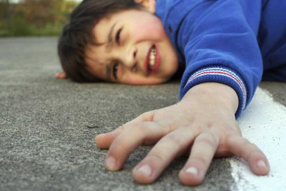 Они могут варьироваться от физического, эмоционального или сексуального насилия до пренебрежения, потери близкого человека или свидетельства домашнего насилия.