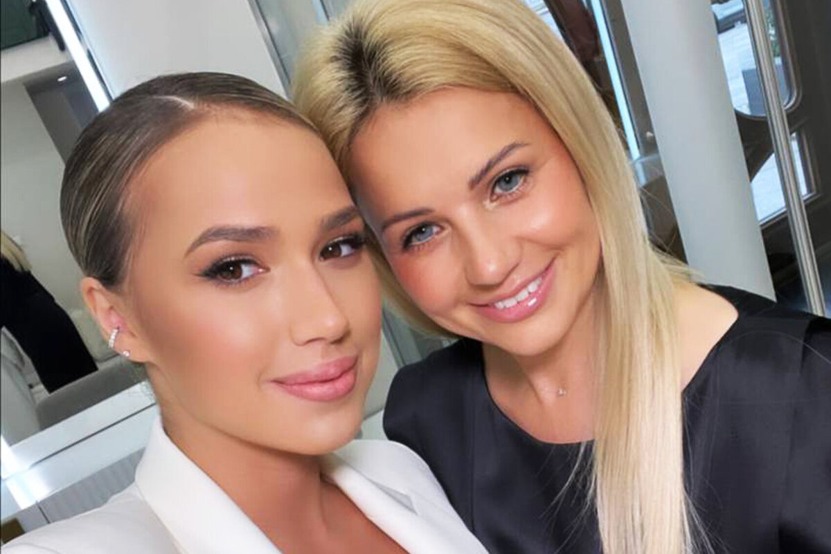     Как сестры: Алина Загитова показала редкое фото с моложавой блондинкой-мамой