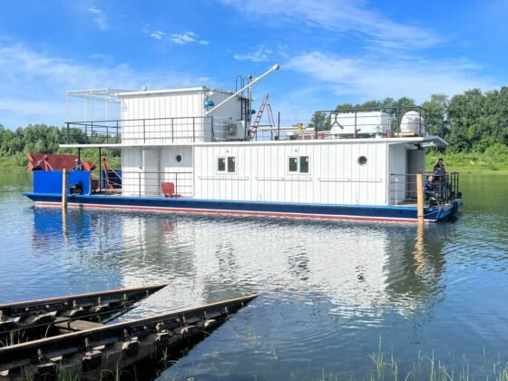 Основные характеристики маломерного судна проекта 106.103.22:   Длина габаритная 19,86 м   Длина расчетная 18,27 м   Ширина корпуса наибольшая 6,04 м   Осадка 0,45 м   Высота борта на миделе 0,9 м   Полное водоизмещение 42,4 т   Полезная грузоподьемность 8,0 т   Расчетная высота волны 1,2 м   Мощность устанавливаемого подвесного двигателя до 250 л.с   Пассажировместимость 12Самусьский судостроительно-судоремонтный завод построил маломерное моторное судно проекта 106.103.22, оснащенное двумя лодками и аппарельным устройством. Спуск на воду состоялся 29 августа.Судно планируется использовать для отдыха на воде с возможностью перевозки колесной техники, сообщает Телеграм-канал предприятия. На борту есть четыре пассажирские каюты, сауна, камбуз, кают-компания, а также два сан. узла с душевыми.📷    Фото: Самусьский ССЗ
