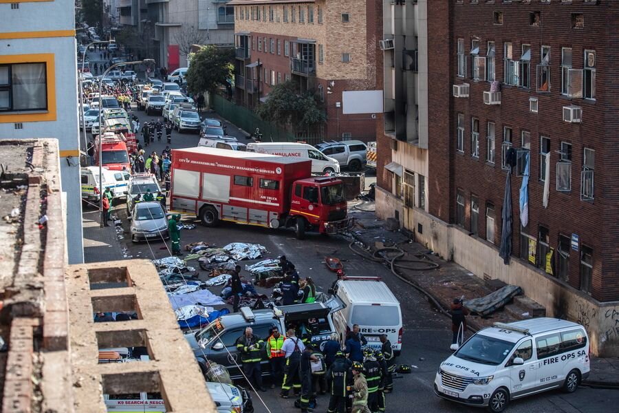    Спасательные службы на месте пожара в жилом доме в центре Йоханнесбурга © KIM LUDBROOK/EPA/ТАСС