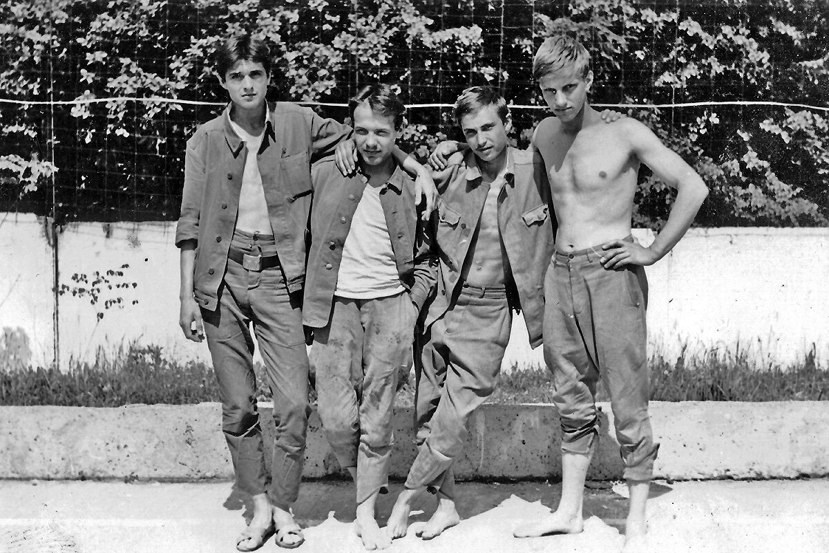 Май 1990. Я с "братвой" - добровольными помощниками моему "дембельскому аккорду".