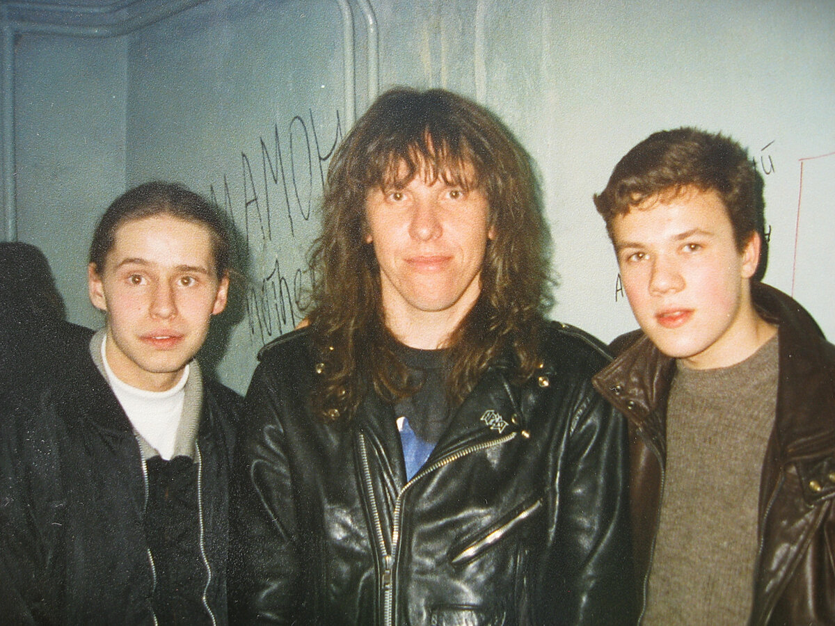 Слева - мой сын. Фотография с участником "Арии". 90-е годы. Фото из семейного архива. Кстати, это друг сына (справа), с которым они до сих пор дружат.