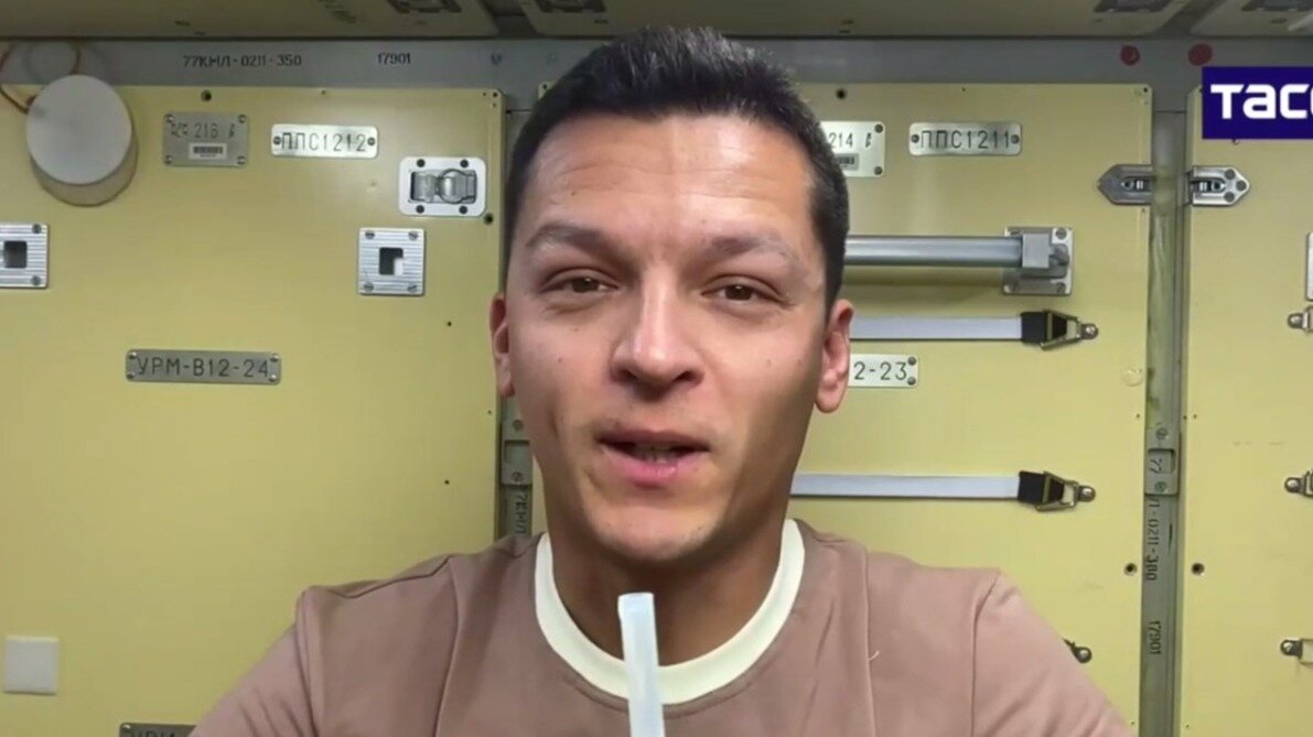     Российский космонавт Константин Борисов рассказал и показал югорчанам на видео, как умываются покорители космоса по утрам. Весь процесс умывания он снял на борту Международной космической станции.