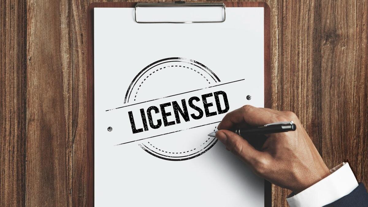    На бумаге надпись LICENSED:Freepik/rawpixel.com