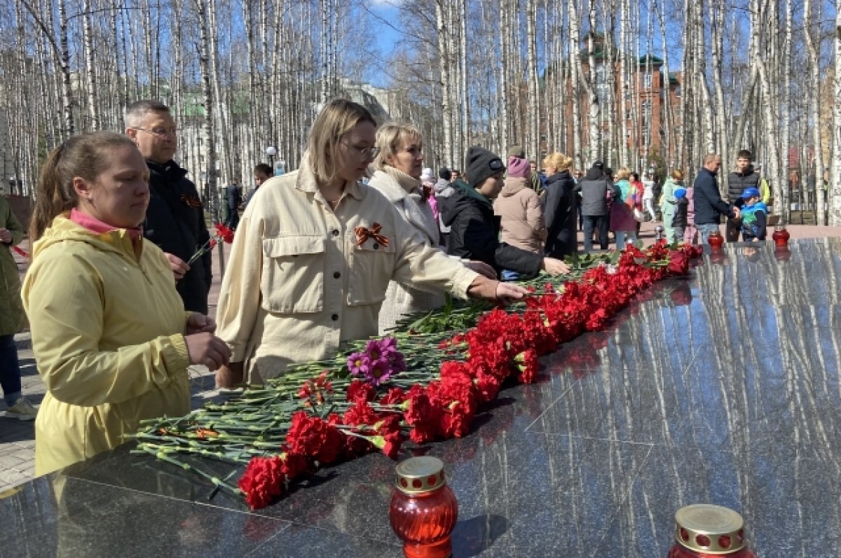    Участники экспедиции возложили цветы к Вечному огню.