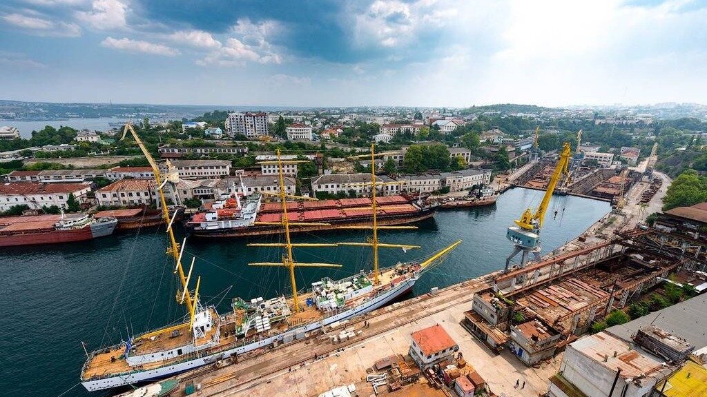     Украинские военные в ночь на 13 сентября выпустили 10 ракет по судостроительному заводу в Севастополе, чтобы попасть по кораблям, находящимся там на ремонте. Повреждены подлодка «Ростов-на-Дону» и десантный корабль «Минск».