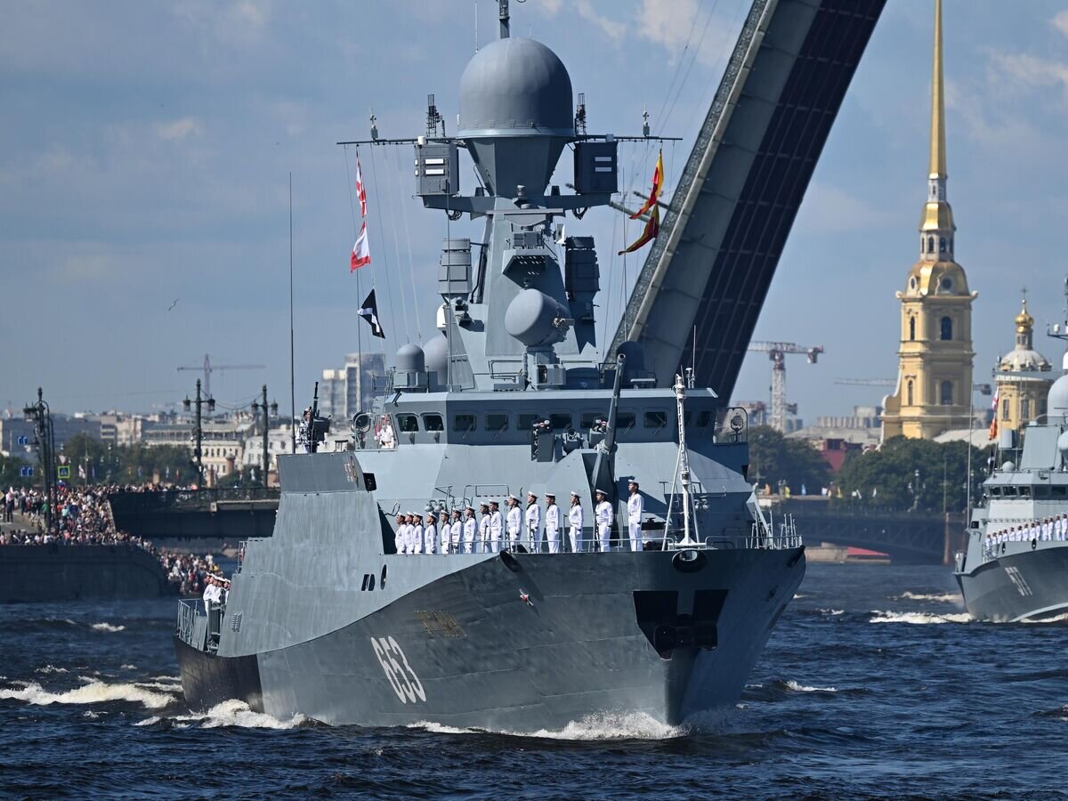    Малый ракетный корабль "Углич" проекта 21631 на Главном военно-морском параде в честь Дня ВМФ РФ в Санкт-Петербурге© РИА Новости / Павел Бедняков