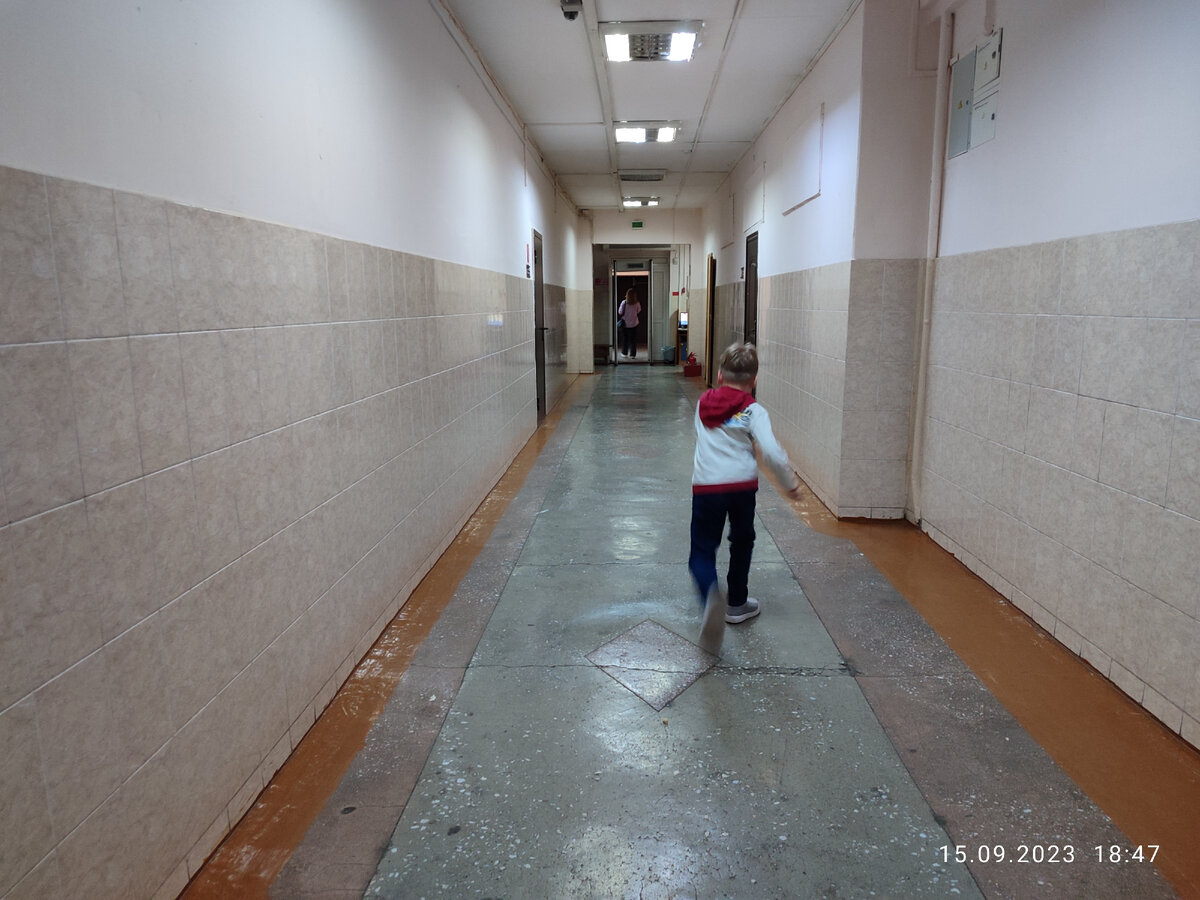А это Паша быстро бежит с собрания. Потому что уже успел проголодаться