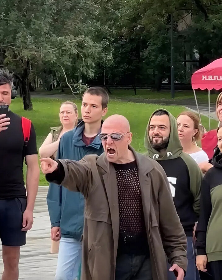    "Приготовьтесь мои воины, настал час возмездия!" Дэнис указывает вперёд одновременно с зелёным сигналом светофора – и воины послушно идут за своим предводителем. Михаил Кузьминни / Предоставлено героем материала.