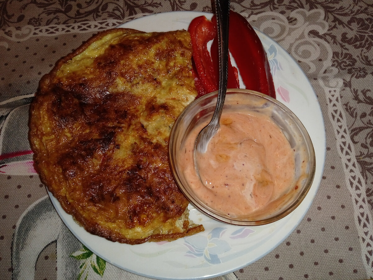 А соус со сметаной, кетчупом и брусникой сюда очень даже подошёл. 