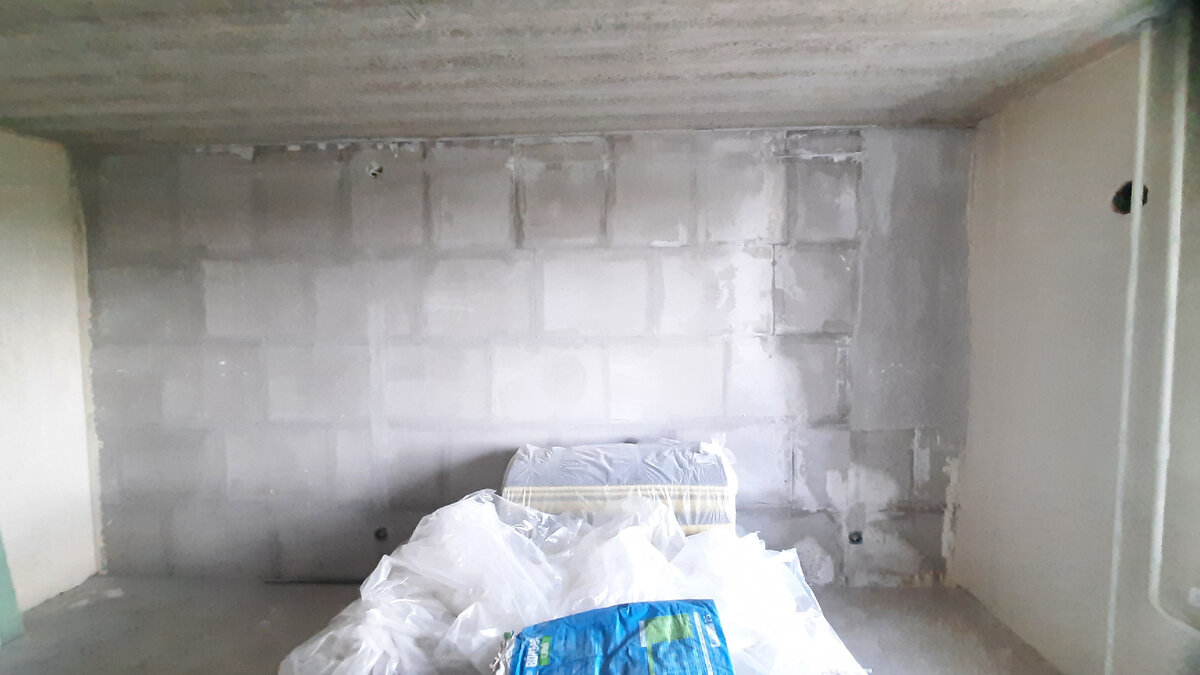 Спальня. Стена слева от окна