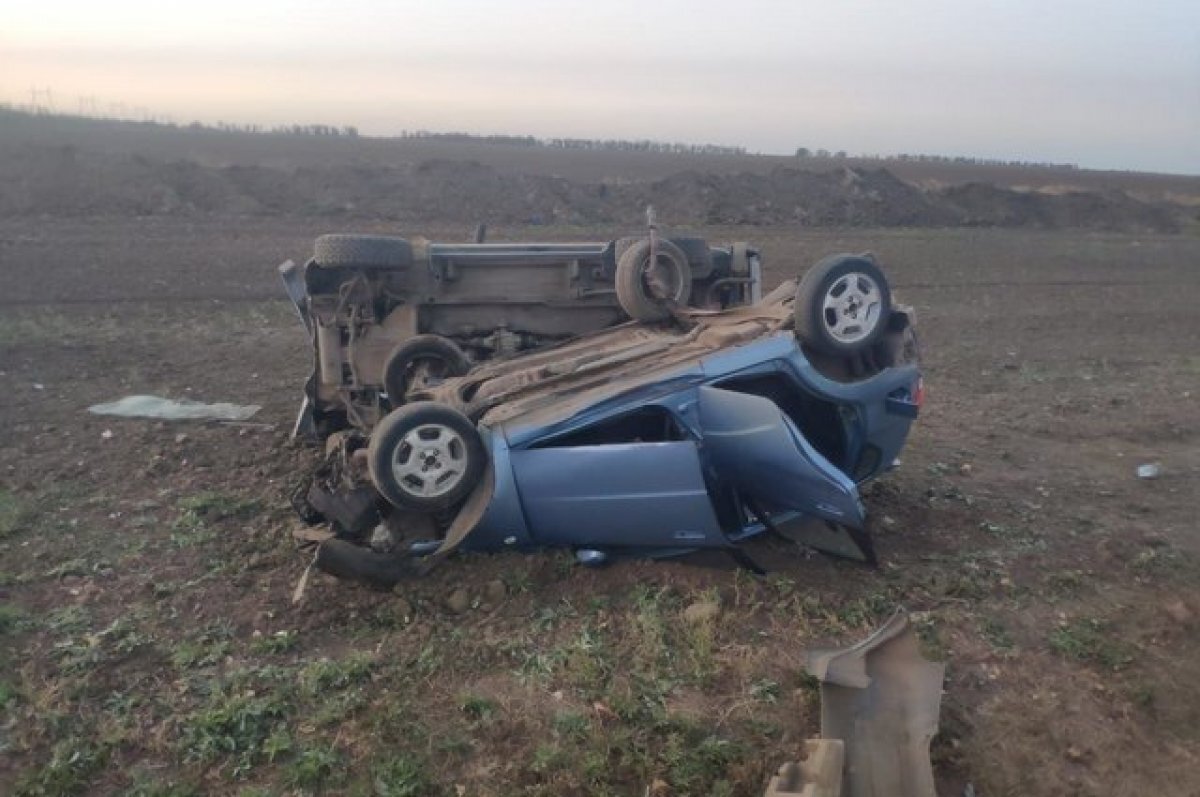    Два легковых автомобиля перевернулись в поле на Ставрополье